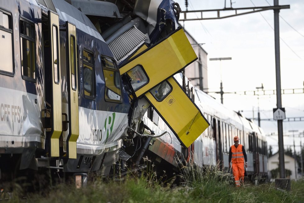 Srážka dvou vlaků ve Švýcarsku si dnes večer vyžádala 44 zraněných.