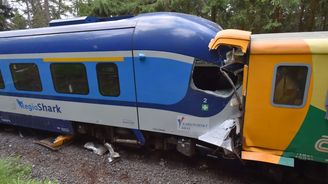 Na Karlovarsku se čelně srazily osobní vlaky, dva lidé zemřeli