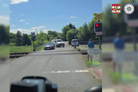 Neskutečný hazard: „Dobrodinec“ navigoval šoféry přes přejezd na červenou