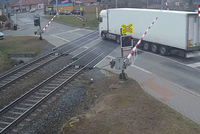 Polský kamion vjel na červenou na koleje! Přerazil závoru a ujel