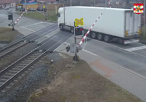 Polský kamion vjel na červenou na železniční přejezd v Moravském Písku, urazil závoru a ujel.