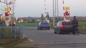 Policisté na jižní Moravě přistihli desítky hříšníků, které pokračovaly přes železniční přejezd na červenou.
