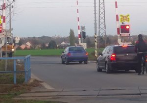 Policisté na jižní Moravě přistihli desítky hříšníků, které pokračovaly přes železniční přejezd na červenou.