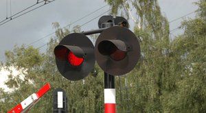 Bezpečně v silničním provozu 6: Železniční přejezd se světelnou signalizací 
