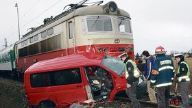 Když se stane nehoda na přejezdu, jako třeba tato v Zastávce u Plzně, volající sdělí číslo přejezdu a záchranné složky tak budou přesně vědět, odkud volá