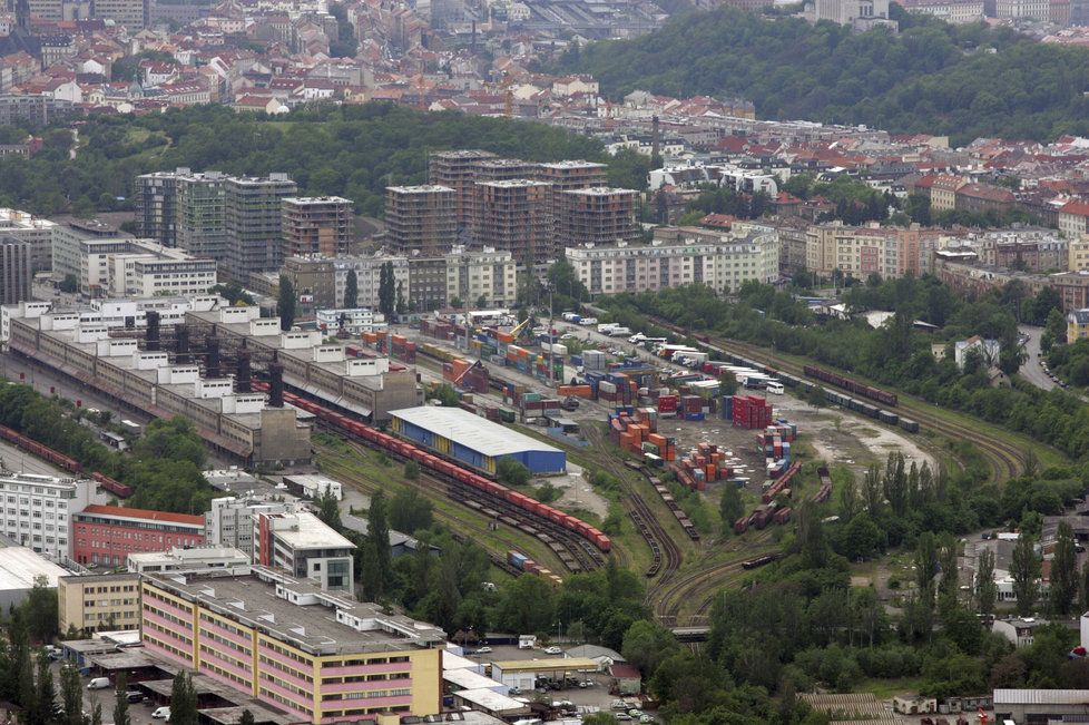 Železniční překladiště na Žižkově se má přestěhovat do Malešic.