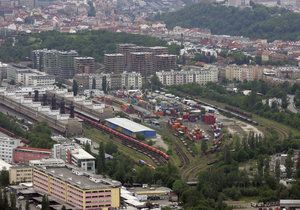 Za bývalým Nákladovým nádražím Žižkov by měla vzniknout nová dopravní tepna – tzv. Jarovská třída. (ilustrační foto)