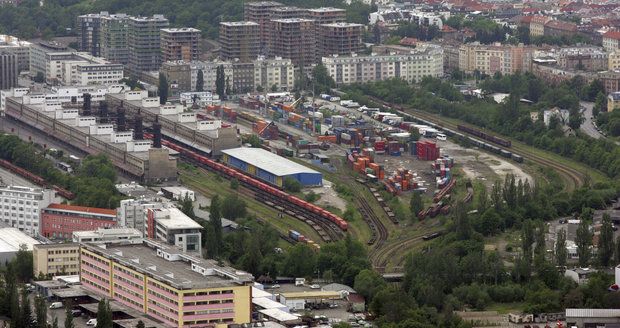 Železniční překladiště na Žižkově se má přestěhovat do Malešic.