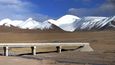 Od roku 2006 je v provozu nejvýš položená železnice světa vedoucí z čínského města Golmund do Lhasy. Vlakem po ní vystoupáte do 5072 metrů nad mořem, proto je při jízdě po Tibetské náhorní plošině ve vagónech zvyšován poměr kyslíku. Část trati je postavena na permafrostu, věčně zmrzlé půdě, jejíž oteplování by mohlo do budoucna způsobit velké potíže.