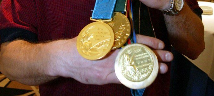 Jan Železný se sbírkou zlatých olympijských medailí