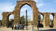 Železný sloup v areálu mešity Qutub Minar v indickém hlavním městě Dillí