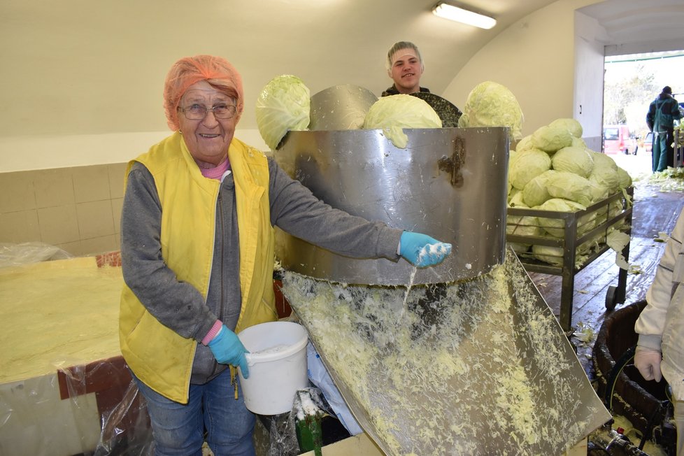 Při krouháná sype Jitka Křížková (75) do zelí sůl.