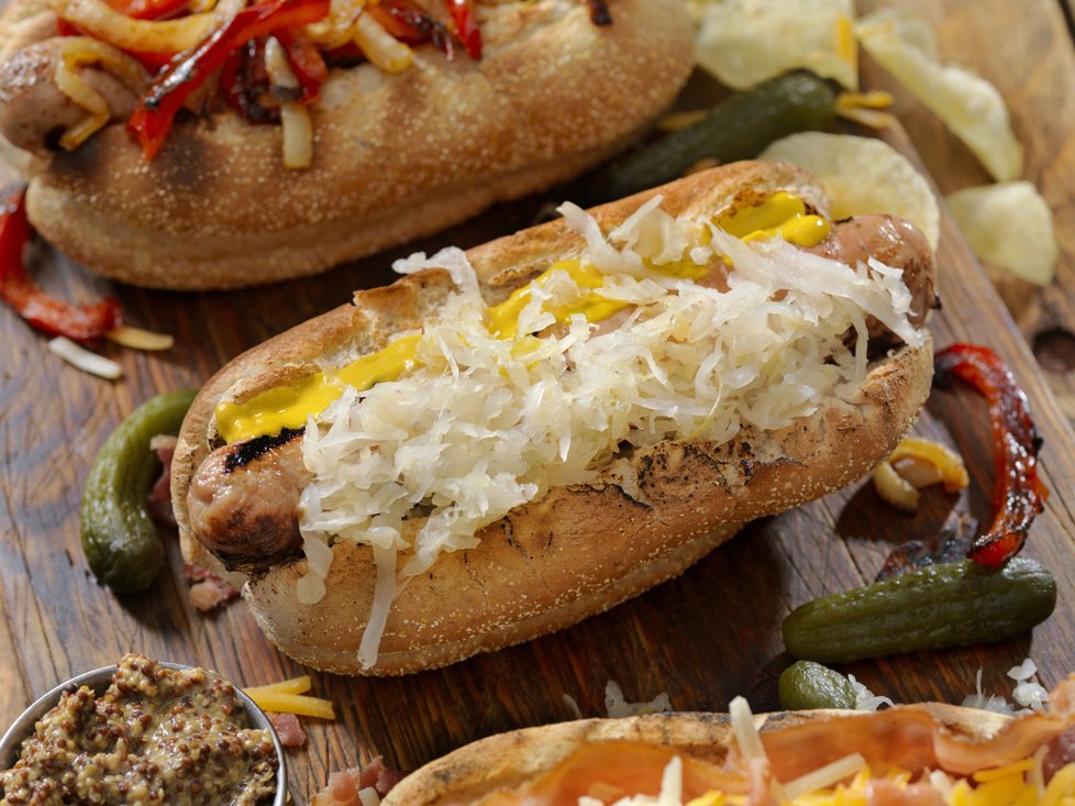 Kysané zelí se také hodí při přípravě hot dogu. Vybírejte však co nejkvalitnější uzeninu!