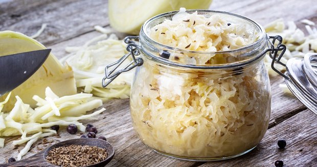 Zázračná šťáva z kysaného zelí: Léčí záněty, chrání proti rakovině a pomáhá při hubnutí Zázračná šťáva z kysaného zelí: Léčí záněty, chrání proti rakovině a pomáhá při hubnutí.