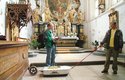 Experti ze spolku Naše historie při georadarovém průzkumu kláštěrního kostela v Želivě