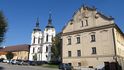Nádvoří kláštera s klášterním kostelem a úřednickým domem