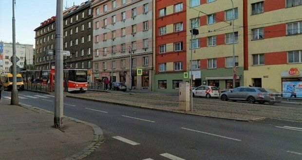 Propad vozovky v ulici Želivského v Praze.