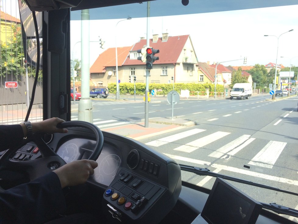 Dopravní podnik hl. m. Prahy přes léto testuje nový hybridní autobus. Pokud obstojí, mohl by už v příštím roce brázdit Prahu hromadně.