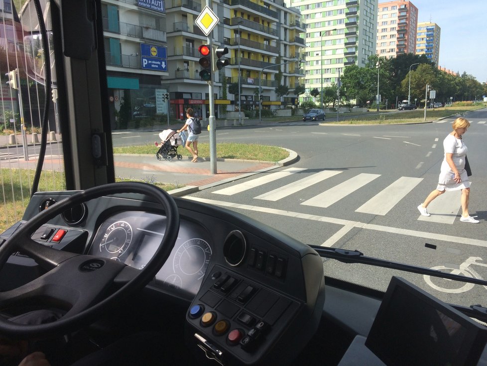 Jízda hybridním autobusem je téměř bezhlučná.