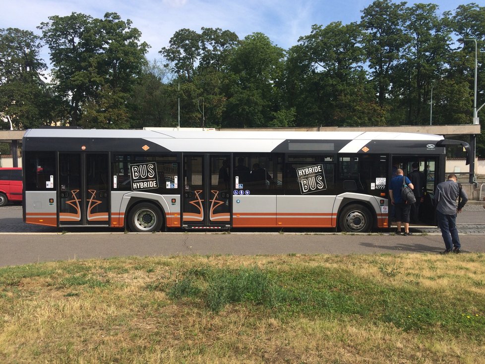 Hybridní autobus je od konvenčních autobusů nápadným svou vizuální stránkou.