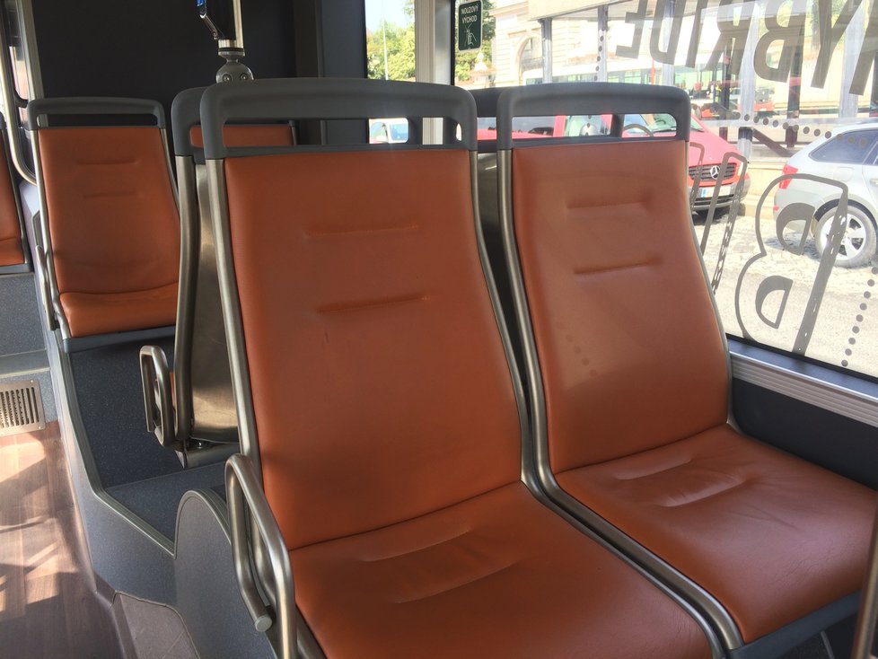 Co do vizuální stránky, liší se hybridní autobus i interiérem. Například koženými madly i sedačkami.