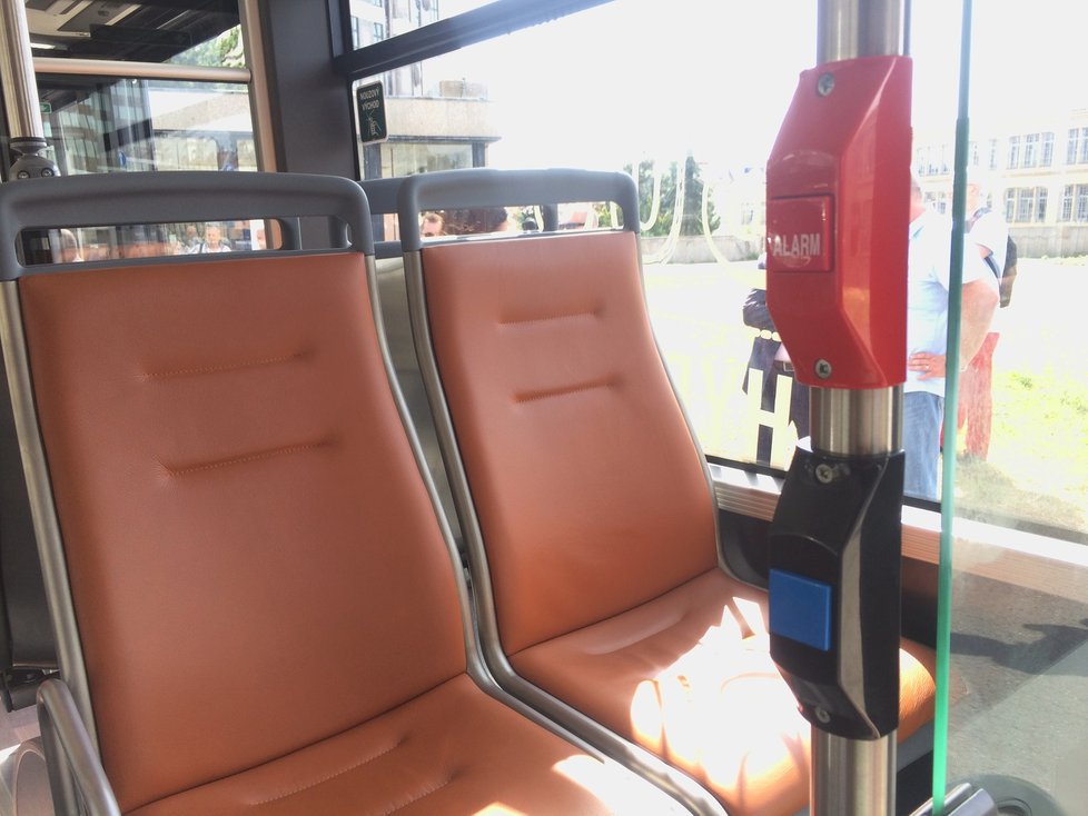 Co do vizuální stránky, liší se hybridní autobus i interiérem. Například koženými madly i sedačkami.