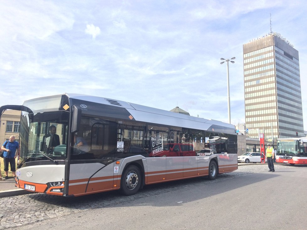 Hybridní autobus je od konvenčních autobusů nápadným svou vizuální stránkou.