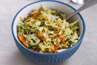 Zelný salát 7x jinak: Vyrobte si jednoduchou a chutnou přílohu nabitou vitaminy Zelný salát 7x jinak: Vyrobte si jednoduchou a chutnou přílohu nabitou vitaminy