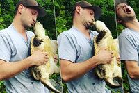 Hloupý nápad mladého rybáře: Snaha políbit želvu se mu vymstila