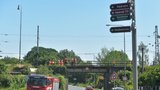 Po mostě, do kterého v Dobřanech narazil bagr, už jezdí vlaky: Řidiče nešiku policie dopadla
