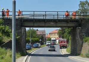 Do mostu na vytížené železniční tati Plzeň - Klatovy narazil náklaďák a poškodil jeho statiku. Vlaky tu nebudou jezdit do čtvrtečního poledne.