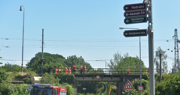 Do mostu na vytížené železniční trati Plzeň - Klatovy narazil náklaďák a poškodil jeho statiku. Vlaky tu nebudou jezdit do čtvrtečního poledne.