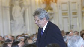 Zeman při odchodu ze Španělského sálu po neúspěšné kandidatuře na prezidenta v roce 2003.