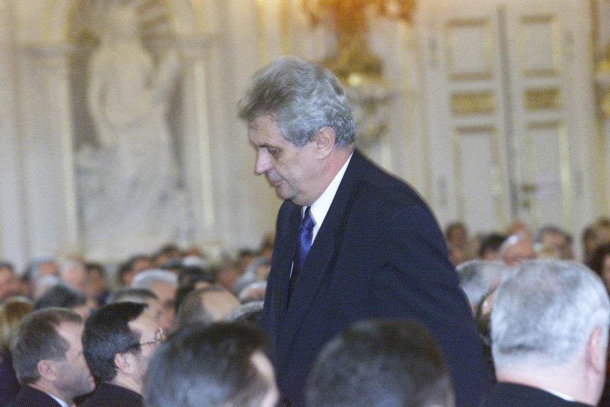 Zeman při odchodu ze Španělského sálu po neúspěšné kandidatuře na prezidenta v roce 2003.