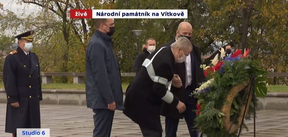 Prezident Miloš Zeman u památníku na pražském Vítkově (28. 10. 2020)