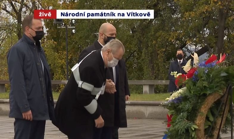 Prezident Miloš Zeman u památníku na pražském Vítkově (28. 10. 2020)