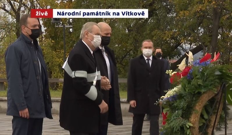 Prezident Miloš Zeman u památníku na pražském Vítkově (28. 10. 2020)