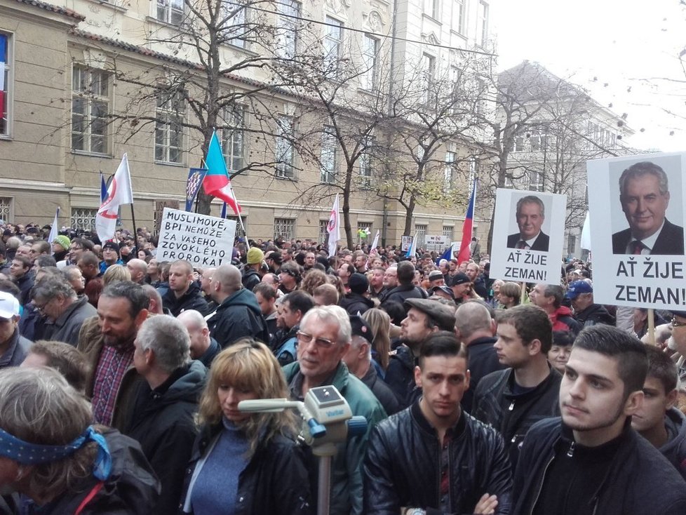 V roce 2015 slavil Miloš Zeman 17. listopad veřejně, na jednom pódiu se sešel i s islamofobem Martinem Konvičkou