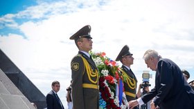 Prezident Miloš Zeman na návštěvě Arménie. Položil věnce k památníku obětí genocidy.