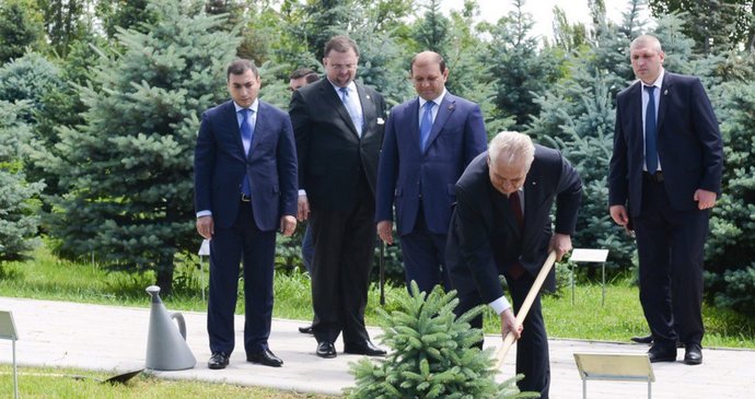 Prezident Miloš Zeman na návštěvě Arménie. Zasadil strom v areálu Muzea arménské genocidy v Jerevanu.