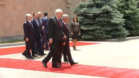 Zeman v Arménii: Uctil oběti genocidy a žertoval o tureckém velvyslanci