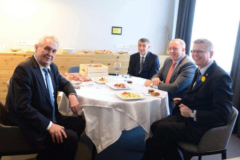 Prezident Miloš Zeman s koaličními lídry - zleva Andrej Babiš, Milan Chovanec a Pavel Bělobrádek
