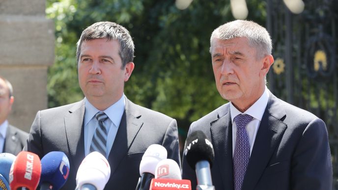 Předseda ČSSD Jan Hamáček a premiér Andrej Babiš (ANO) na tiskové konferenci poté, co skončilo jednání o ústavní krizi (4.7.2019)