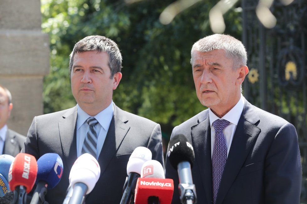 Předseda ČSSD Jan Hamáček a premiér Andrej Babiš (ANO) na tiskové konferenci poté, co skončilo jednání o ústavní krizi. (4. 7. 2019)