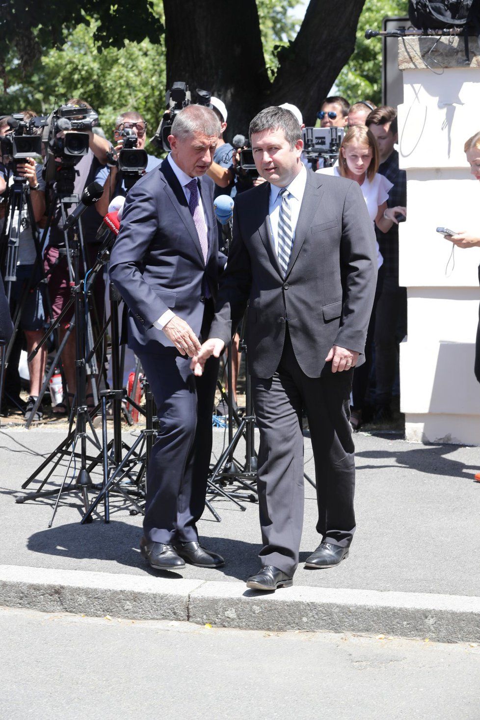 Předseda ČSSD Jan Hamáček a premiér Andrej Babiš (ANO) na tiskové konferenci v lánech