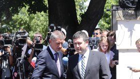 Předseda ČSSD Jan Hamáček a premiér Andrej Babiš (ANO) na tiskové konferenci poté, co skončilo jednání o ústavní krizi (4.7.2019). Oba dva politici spěšně konferenci opustili