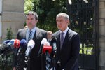 Předseda ČSSD Jan Hamáček a premiér Andrej Babiš (ANO) na tiskové konferenci poté, co skončilo jednání o ústavní krizi (4.7.2019)