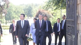 Premiér Andrej Babiš a předseda ČSSD Jan Hamáček se závěsem mluvčích a ochranky poté, co skončila schůze s prezidentem Milošem Zemanem