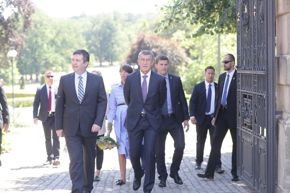 Premiér Andrej Babiš a předseda ČSSD Jan Hamáček se závěsem mluvčích a ochranky poté, co skončila schůze s prezidentem Milošem Zemanem.