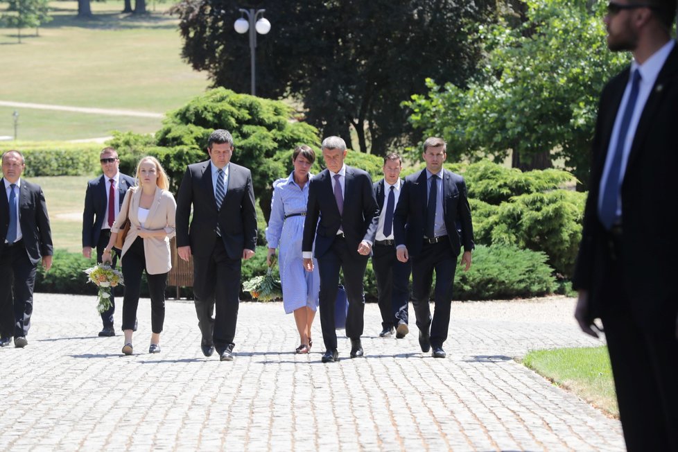 Premiér Andrej Babiš a předseda ČSSD Jan Hamáček se závěsem mluvčích a ochranky poté, co skončila schůze s prezidentem Milošem Zemanem.